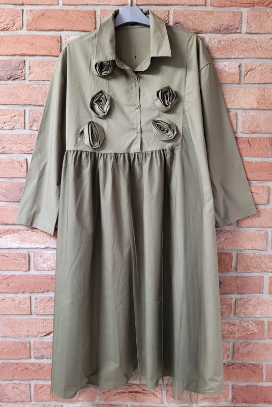 Sukienka szmizjerka z różami Minouu khaki w Selavifashion.pl
