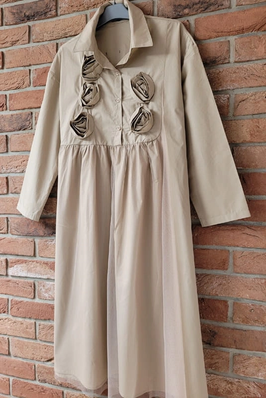 Sukienka szmizjerka z różami beżowa Minouu w Selavifashion.pl