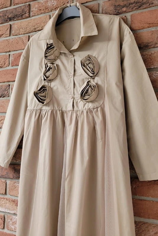 Sukienka szmizjerka z różami beżowa Minouu w Selavifashion.pl