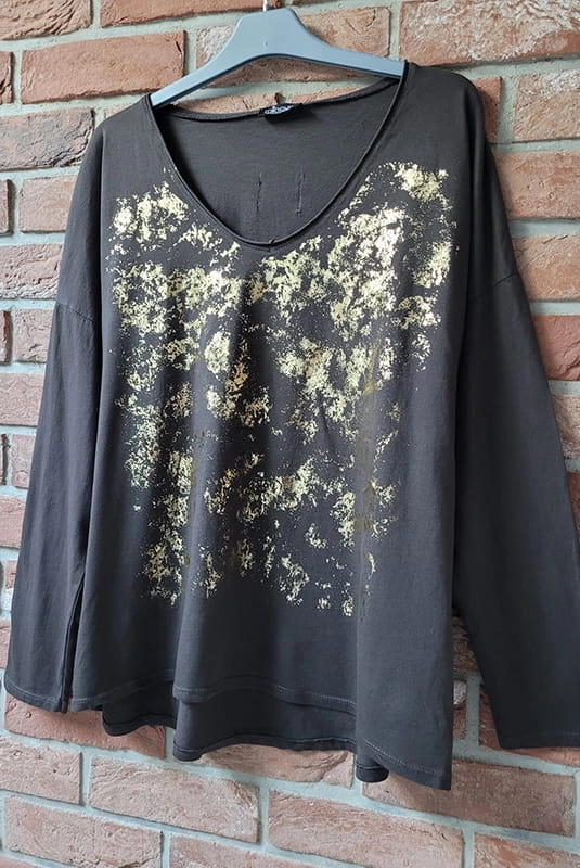 Bluzka bawełniana ze złotym nadrukiem Minouu brązowa w Selavifashion.pl