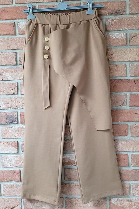 Spodnie z ozdobą i guzikami Minouu beżowe w Selavifashion.pl