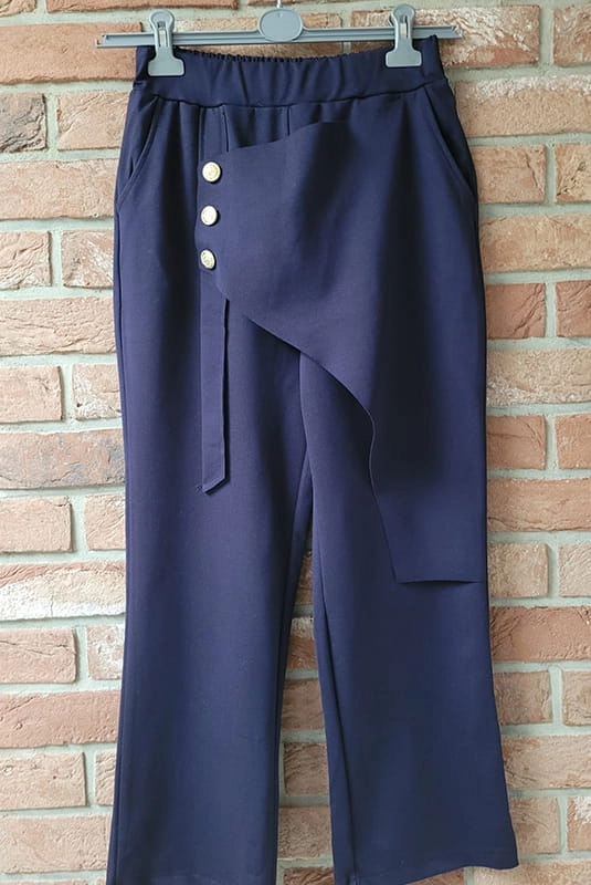Spodnie z ozdobą i guzikami Minouu granatowe w Selavifashion.pl