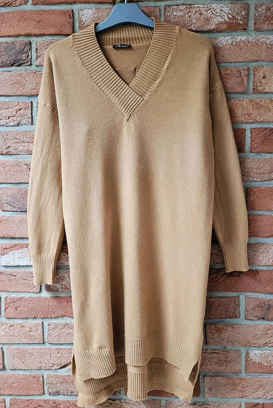 Dzianinowa sukienka z dekoltem w serek Minouu beżowa w Selavifashion.pl