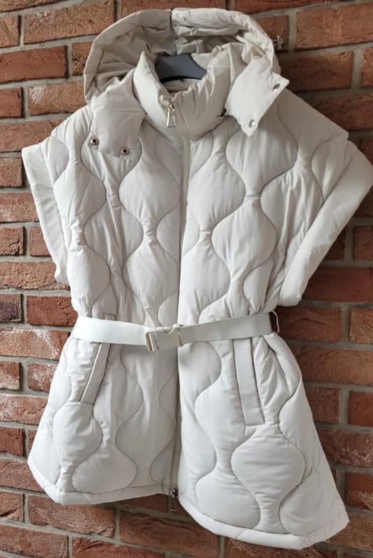 Kamizelka z kapturem i paskiem Minouu ecru w Selavifashion.pl