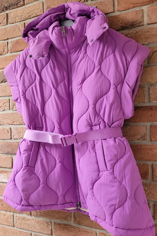 Kamizelka z kapturem i paskiem Minouu fioletowa w Selavifashion.pl