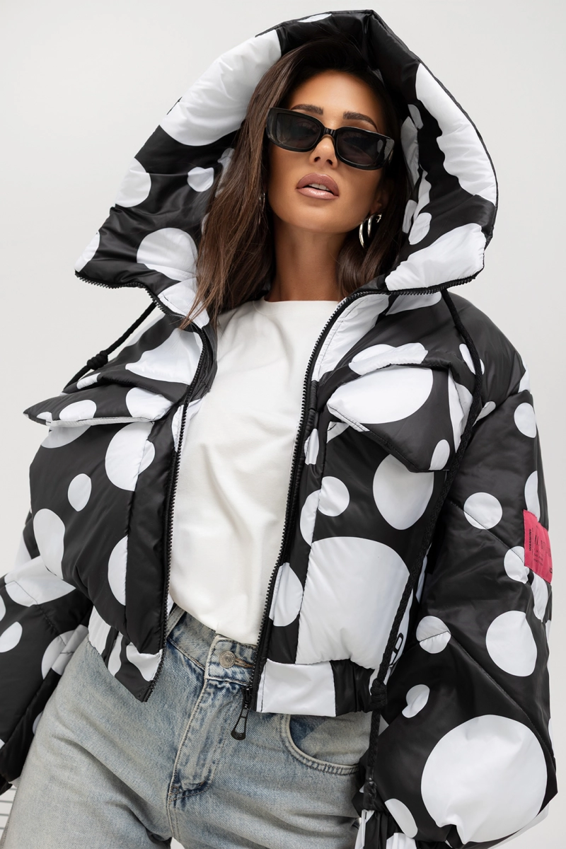 Krótka kurtka z kapturem Motion Icon Puffer Miss City Official biało czarna