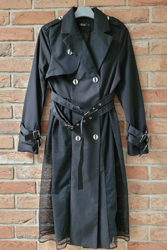 Płaszcz z tiulem i paskiem Minouu czarny w Selavifashion.pl
