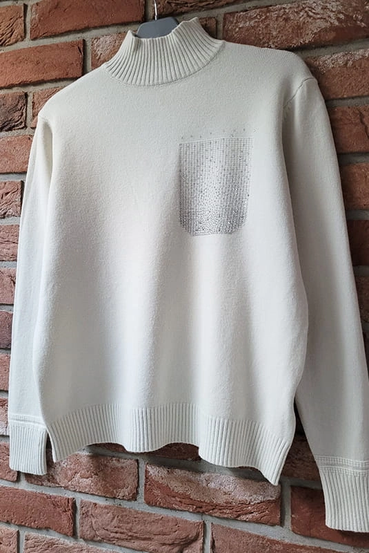 Sweter z ozdobnymi cyrkoniami Minouu ecru w Selavifashion.pl
