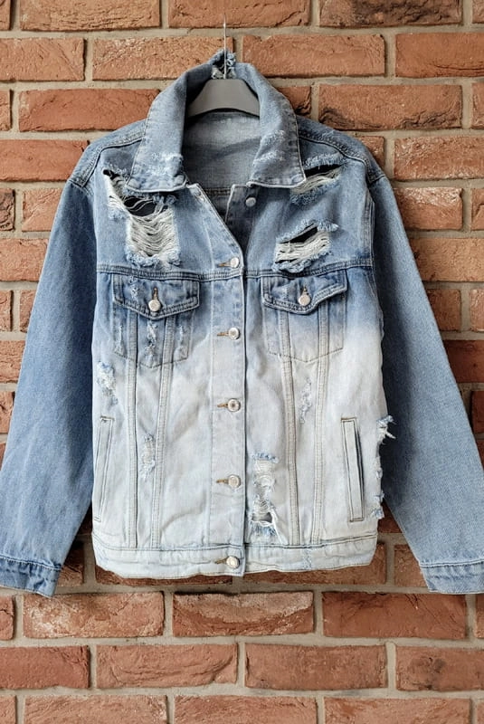 Kurtka jeansowa z przetarciami Minouu w selavifashion.pl