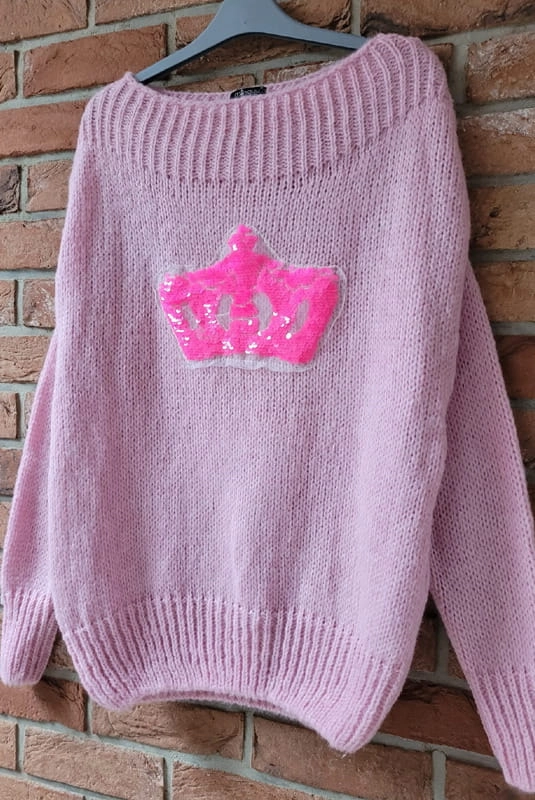Sweter z cekinową koroną Crown Minouu różowy w Selavifashion.pl