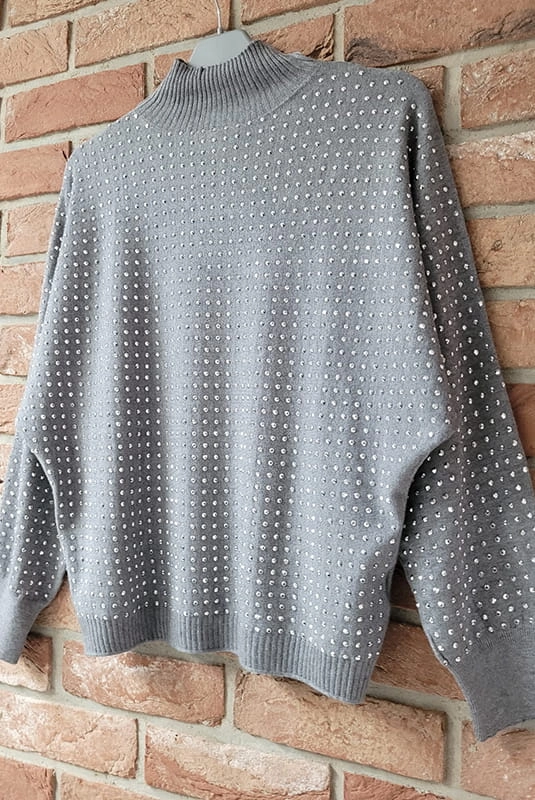 Sweter z rękawami kimono i ozdobnymi dżetami Minouu szary w Selavifashion.pl