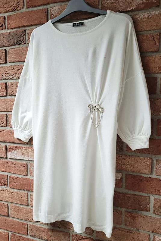 Sweter tunika z ozdobna broszką Minouu biały