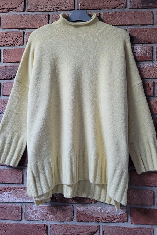 Sweter półgolf Minouu żółty w Selavifashion.pl