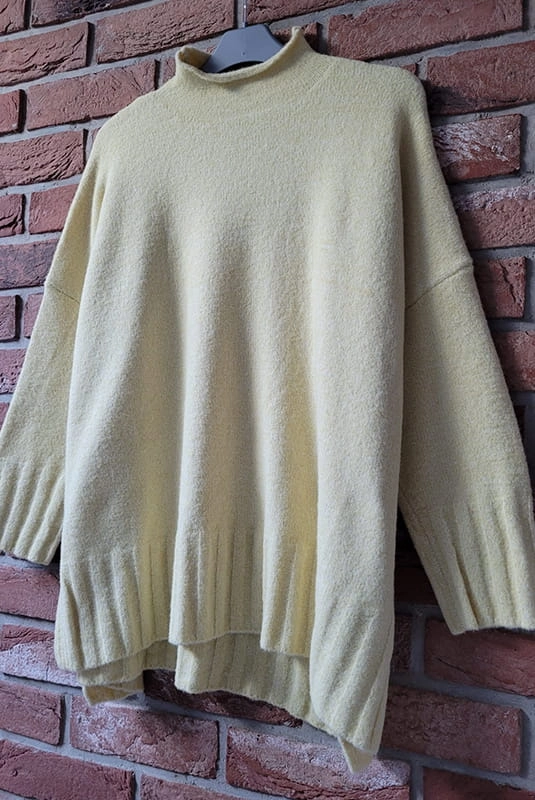 Sweter półgolf Minouu żółty w Selavifashion.pl