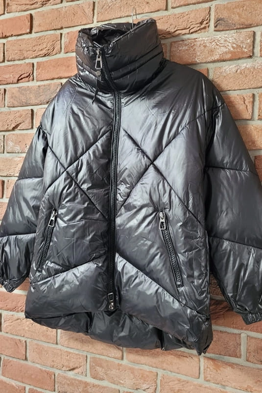 Pikowana kurtka ocieplana plecionka tył Minouu czarny w selavifashion.pl