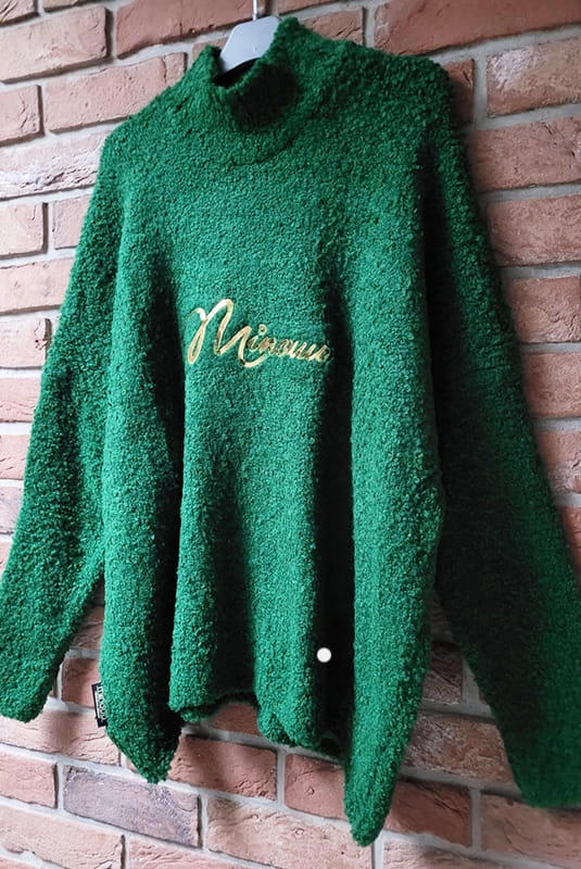 Luźny golf Boucle z firmowym napisem Minouu zielony w Selavifashion.pl