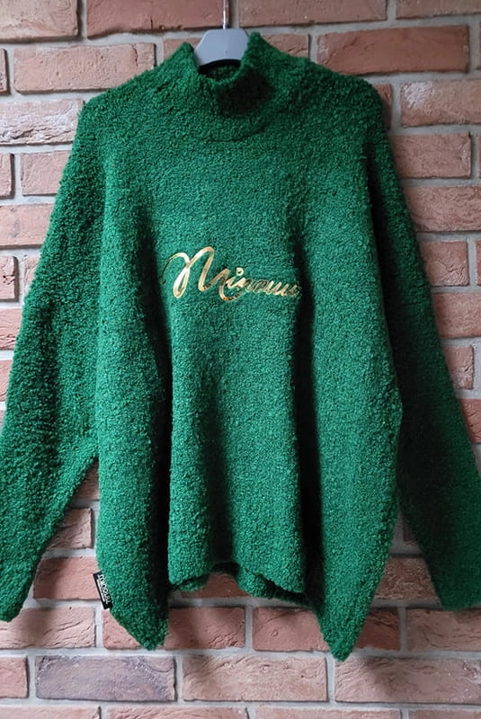Luźny golf Boucle z firmowym napisem Minouu zielony w Selavifashion.pl