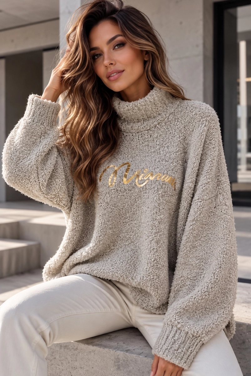Luźny golf Boucle z firmowym napisem Minouu beżowy