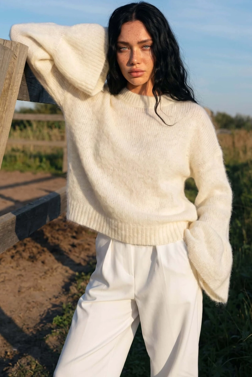 Sweter moherowy Kielich z szerokimi mankietami Yarn ecru