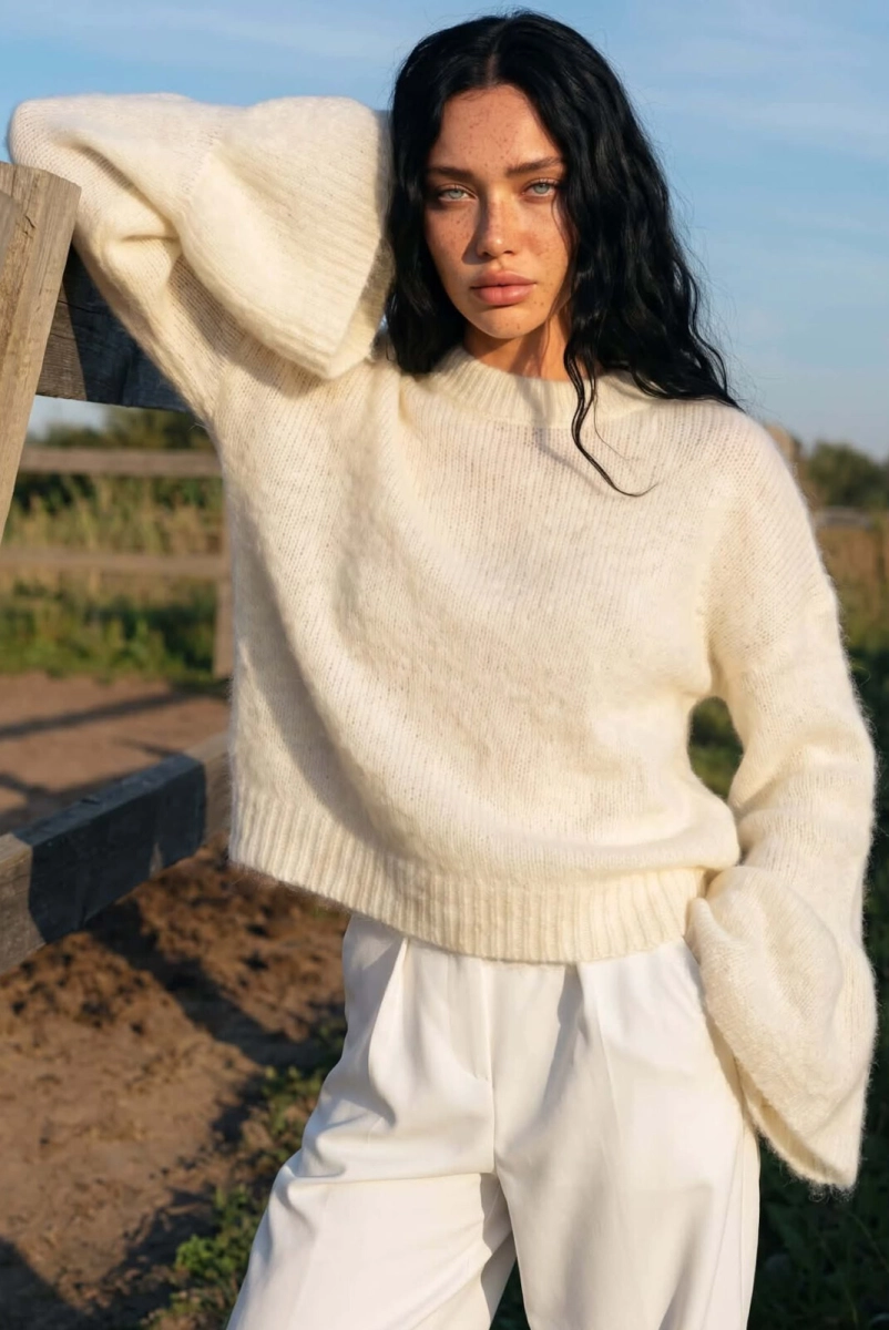 Sweter moherowy Kielich z szerokimi mankietami Yarn ecru