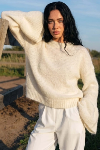 Sweter moherowy Kielich z szerokimi mankietami Yarn ecru