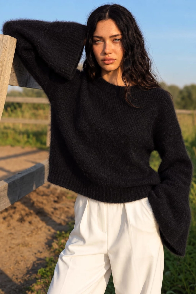 Sweter moherowy Kielich z szerokimi mankietami Yarn czarny 