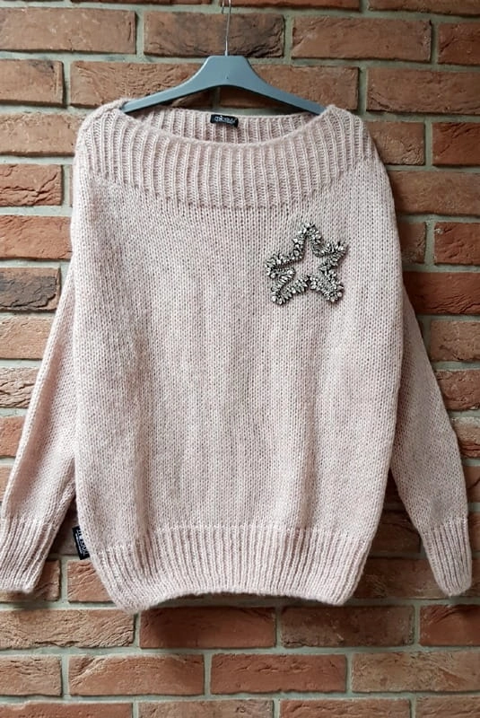 Sweter z naszywką Minouu jasny róż w Selavifashion.pl