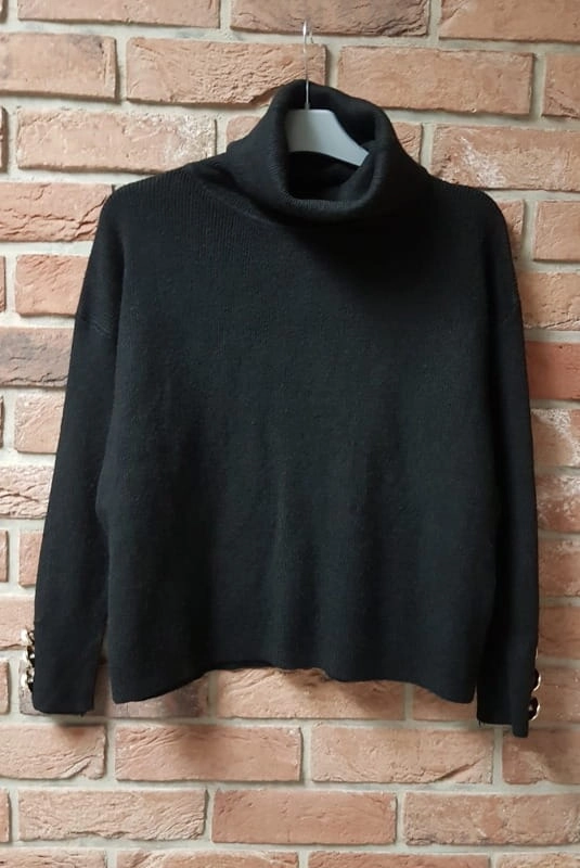 Sweter golf Clara z guzikami czarny Minouu w Selavifashion.pl