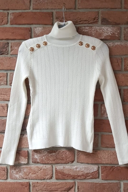 Bluzka golf prążkowany z guziczkami Minouu biały w Selavifashion.pl