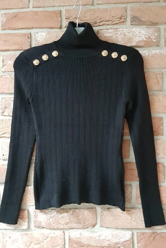 Bluzka golf prążkowany z guziczkami Minouu czarny w Selavifashion.pl