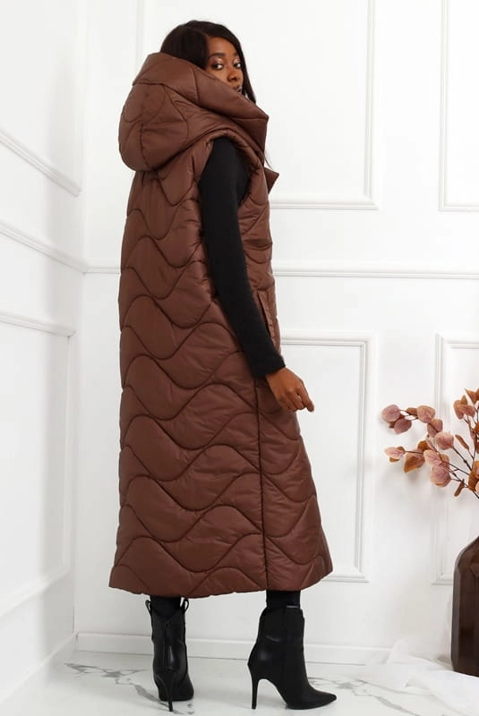 Długa kamizelka wiązana brązowa zapinana na napy w Selavifashion.pl