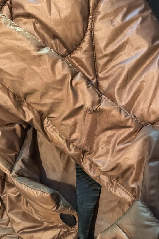 Długa kamizelka wiązana brązowa zapinana na napy w Selavifashion.pl