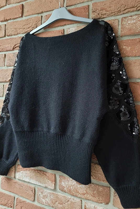 Sweter z ozdobną aplikacją na ramionach 3D Minouu czarny