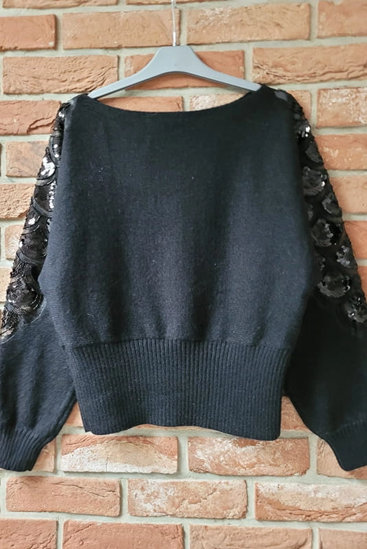 Sweter z ozdobną aplikacją na ramionach 3D Minouu czarny