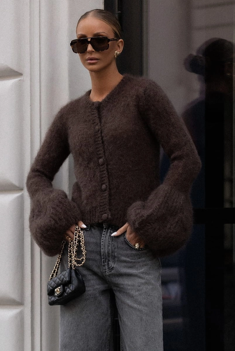 Sweter moherowy polskiej marki Yarn z charakterystycznie szerokimi rękawami.