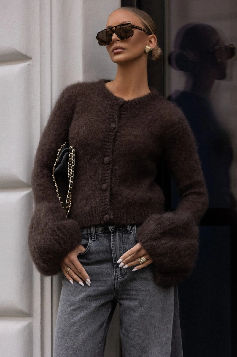 Sweter moherowy polskiej marki Yarn z charakterystycznie szerokimi rękawami.