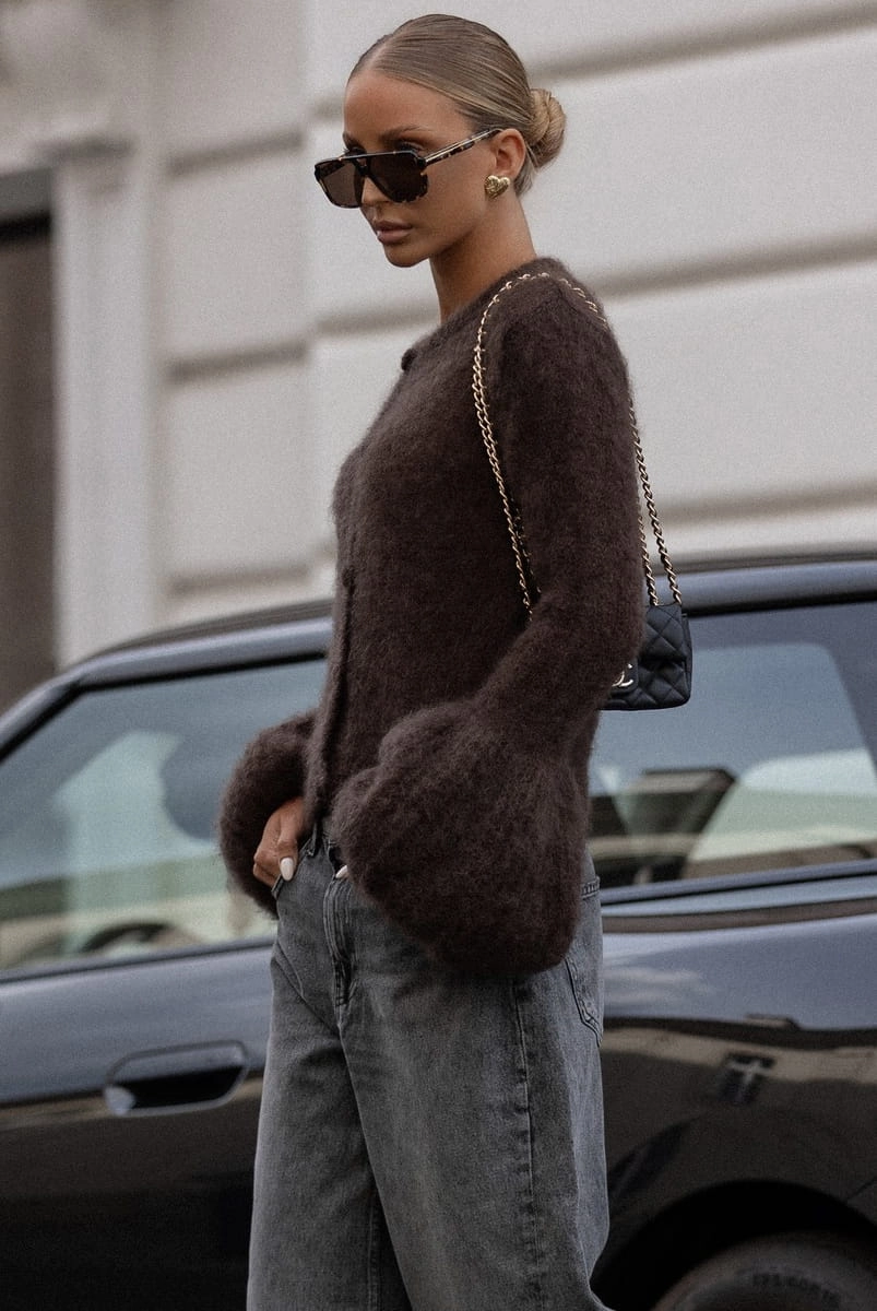 Sweter moherowy polskiej marki Yarn z charakterystycznie szerokimi rękawami.