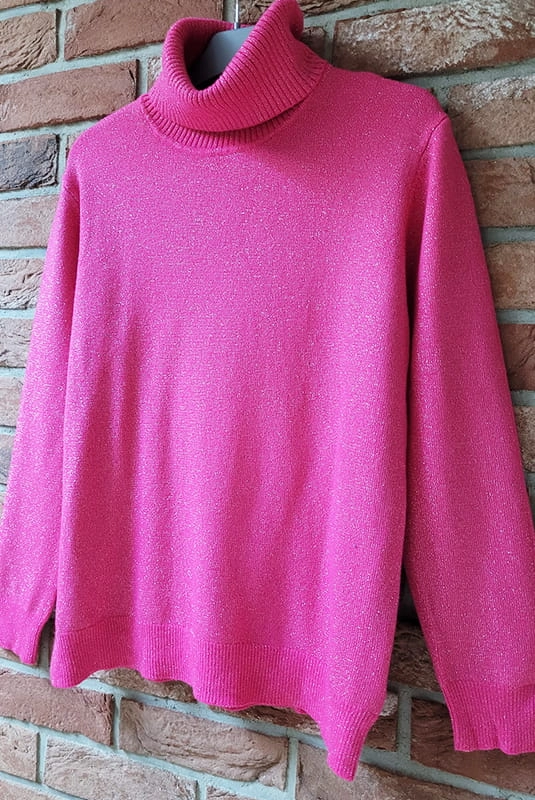 Sweter golf ze srebrzystą nitką Minouu różowy w Selavifashion.pl