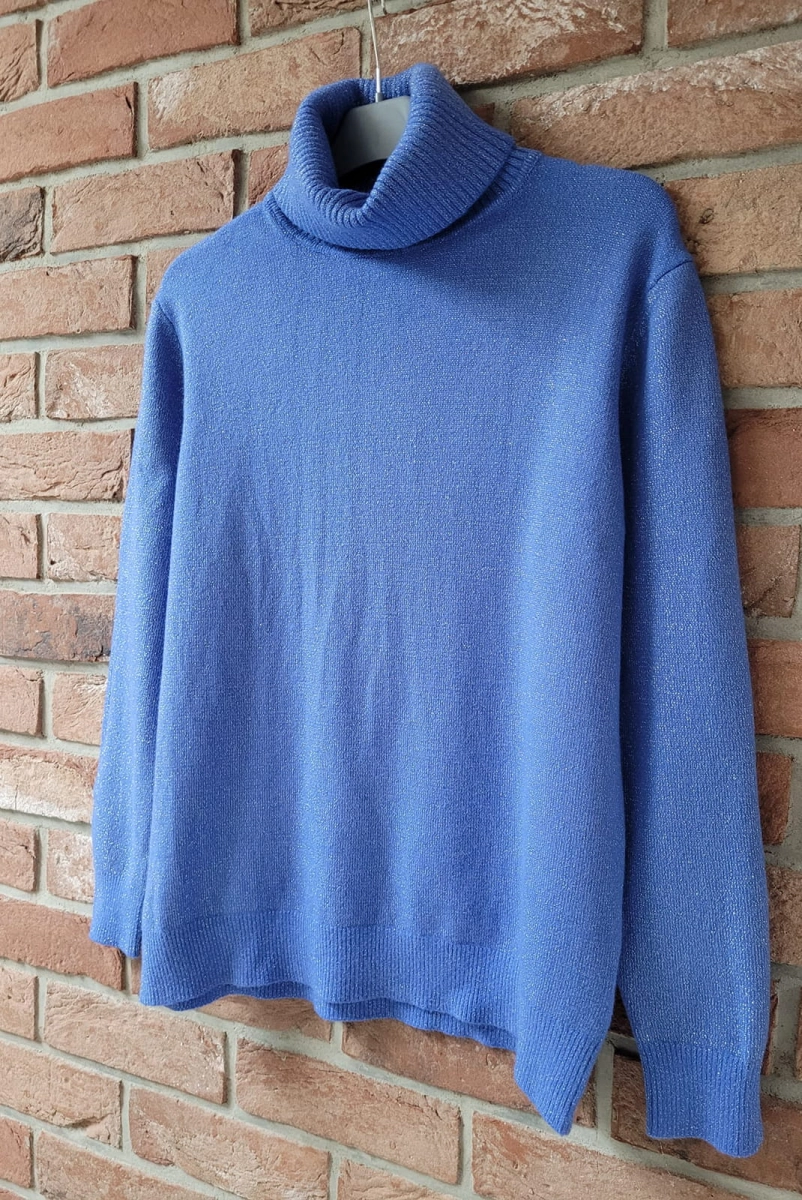 Sweter golf ze srebrzystą nitką Minouu błękitny w Selavifashion.pl
