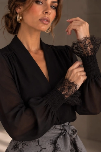 Bluzka Amely z koronkowymi rękawami Simplicity czarna