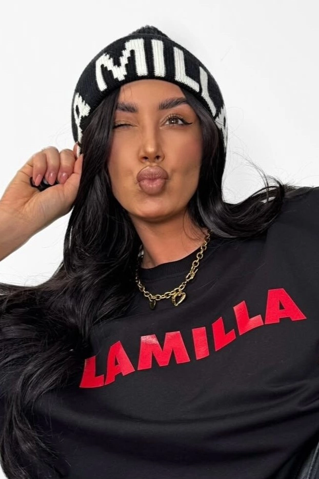 Czapka w prążek z logo La Milla czarna